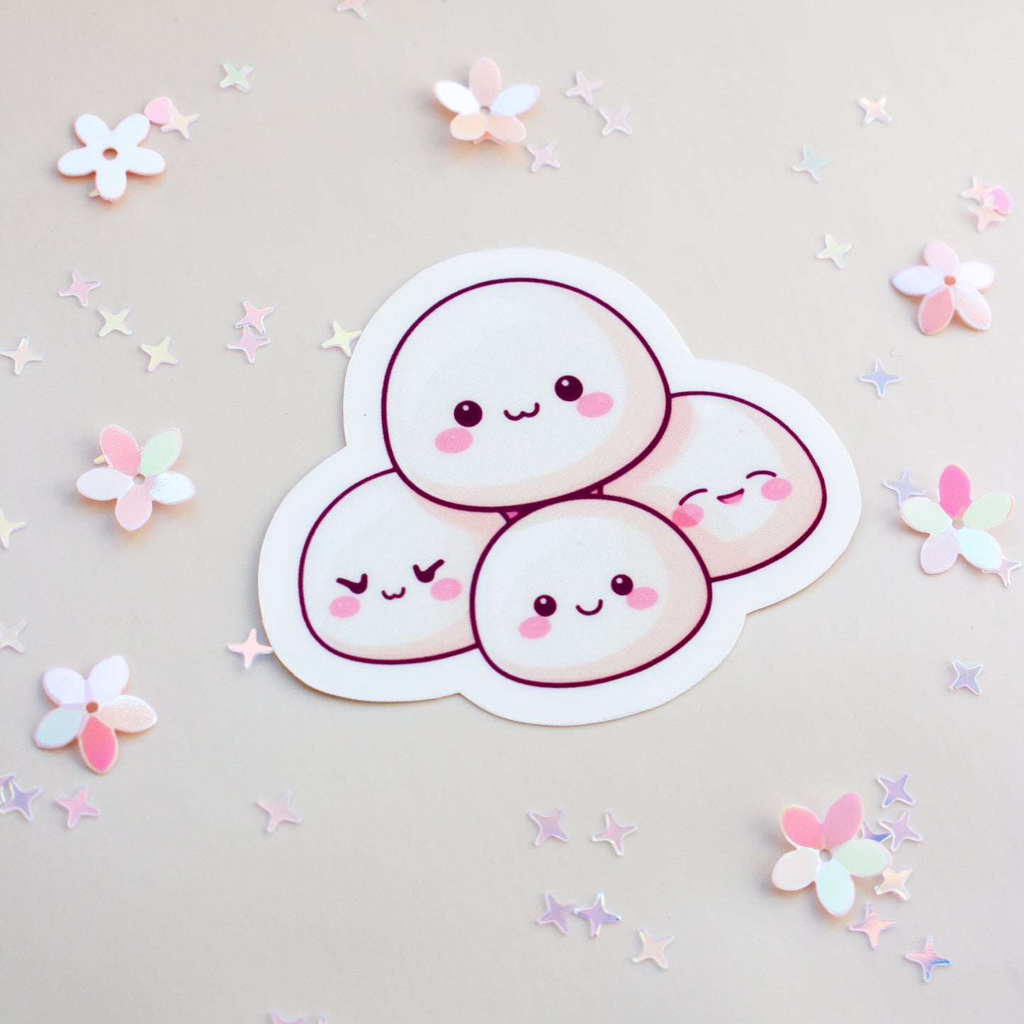 Kawaii Mochi Sticker, Vinyl, Glossy, vier Mochi Bällchen in Cremeweiß & Rosa, Kawaii Anime-Stil, süß