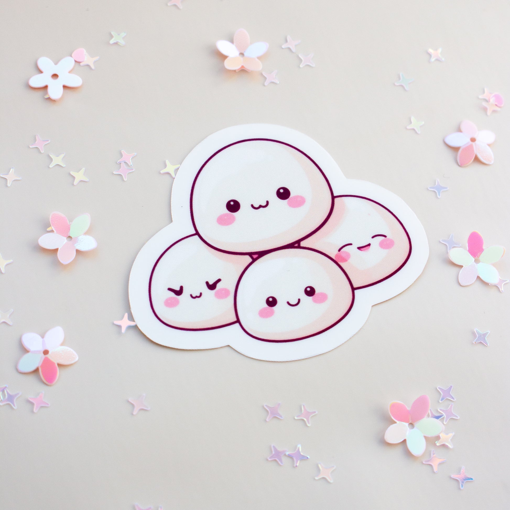 Kawaii Mochi Sticker, Vinyl, Glossy, vier Mochi Bällchen in Cremeweiß & Rosa, Kawaii Anime-Stil, süß
